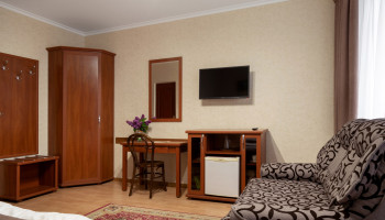 /upload/rooms/14/nomer-standart-pokrascheniy-gotel-villa-marta-truskavec2.jpg