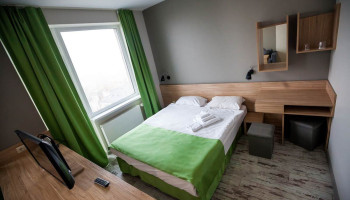 /upload/rooms/173/pokrascheniy-simeyniy-gotel-vesna.jpg
